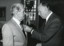 RO_PERSONEN_87 Schoenmaker Cor Snoey krijgt door burgemeester Hoffman een koninklijke onderscheiding opgespeld; 2 mei 1985