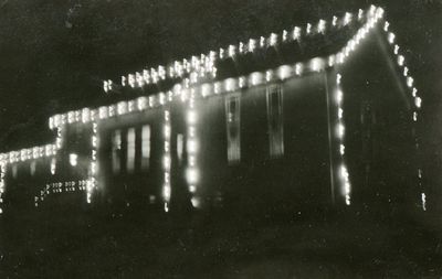 RO_RAADHUISLAAN_04 Het raadhuis in feestverlichting, gezien vanaf de Dwarsweg; 1960