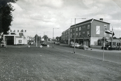 RO_RAADHUISLAAN_16 De Raadhuislaan met links het benzinestation en rechts de winkels; ca. 1970