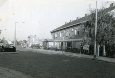 RO_RAADHUISLAAN_17 De Raadhuislaan met links het benzinestation en rechts de winkels; ca. 1970