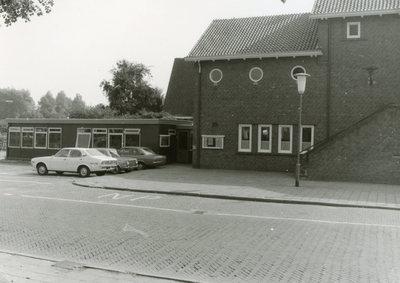 RO_RAADHUISLAAN_22 Het gemeentehuis aan de Raadhuislaan met links het noodkantoorgebouw.; September 1975