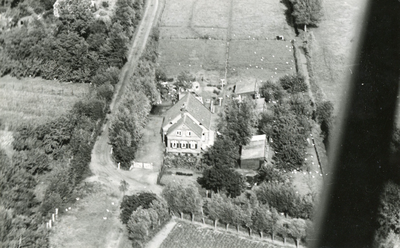 RO_RONDEWEIWEG_01 Luchtfoto van de boerderij van de familie A. Korevaart; 1950