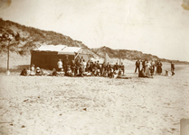 RO_STRAND_13 Groepsportret van badgasten op het strand bij een strandtent; ca. 1930