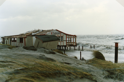 RO_STRAND_16 Storm en hoogwater bij strandpaviljoen Tudor ; 1990