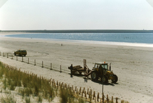 RO_STRAND_29 Het opnieuw aanbrengen van de afrastering tussen strand en duinen.; 1990