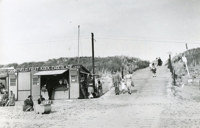 RO_STRAND_33 De strandopgang met links de consumptietent van A. Manintveld; ca. 1951