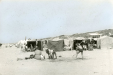 RO_STRAND_36 Badgasten op het strand. Op de achtergrond paviljoen Badlust van T. Wageveld; ca. 1965