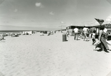 RO_STRAND_56 Strandleven: badgasten bij een strandtent; 1980