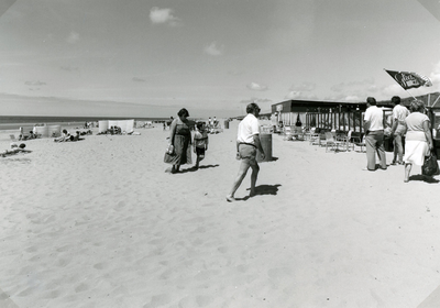 RO_STRAND_57 Strandleven: badgasten bij een strandtent; 1980