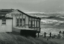 RO_STRAND_67 Storm en hoogwater bij strandpaviljoen Tudor ; 29 december 1992