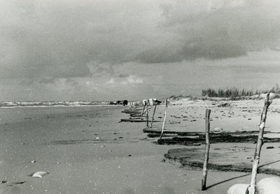 RO_STRAND_77 Weggeslagen klei en veen op het strand; ca. 1950
