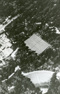 RO_SWINSEDREEF_02 Luchtfoto van het Openluchttheater en de tennisbanen bij restaurant t Golfie; ca. 1958