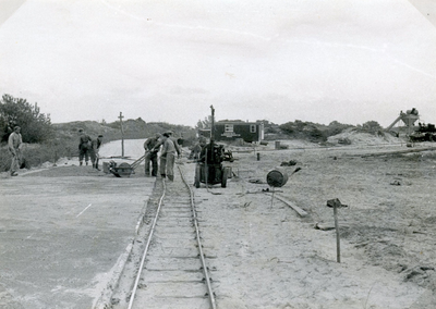 RO_TWEEDESLAG_14 Begin van de aanleg van de Tweede Slag en de C.G. van Kleijburgweg in de duinen; Mei 1956