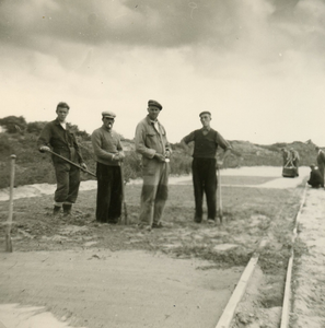 RO_TWEEDESLAG_15 Begin van de aanleg van de Tweede Slag en de C.G. van Kleijburgweg in de duinen; Mei 1956