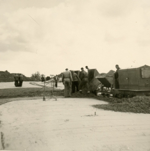 RO_TWEEDESLAG_16 Begin van de aanleg van de Tweede Slag en de C.G. van Kleijburgweg in de duinen; Mei 1956