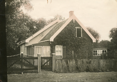RO_TWEEDESLAG_36 Huize Parnassia in de duinen nu aan de Tweede Slag, bewoond door de familie Kleijburg; ca. 1950