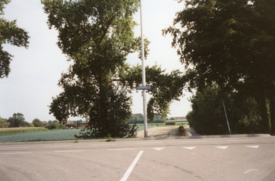RO_VLEERDAMSEDIJK_27 De Vleerdamsedijk met op de voorgrond de afrit naar de Doornweg; 25 augustus 1999
