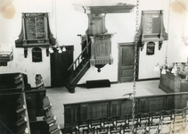 RO_WILLEMDEWAALSTRAAT_13 Gezicht op de preekstoel in de Kerk; 1950