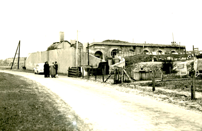 RO_WINDGATSEWEG_17 Woning in de bunkers langs de Windgatseweg; 5 maart 1953