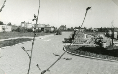 RO_ZEEDISTELLAAN_01 Eerste bebouwing aan de Zeedistellaan, op de achtergrond het raadhuis; 1963