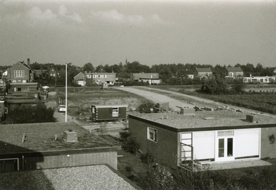 RO_ZEEDISTELLAAN_02 Eerste bebouwing aan de Zeedistellaan, op achtergrong het raadhuis en Berberislaan; 1963