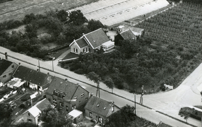 RO_ZEEWEG_14 Luchtfoto van de Zeeweg. Links de woning is Het Pikhuis dan het dubbele huis van Van Rij (schilder) en Van ...