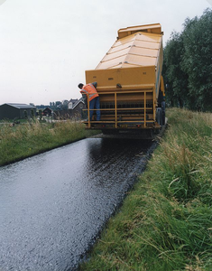 SH_BIERTSEDIJK_06 Het asfalteren van de Biertsedijk; 23 juni 1999