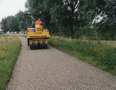 SH_BIERTSEDIJK_09 Het asfalteren van de Biertsedijk; 23 juni 1999