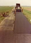 SH_GARSDIJK_04 Kijkje in de Garsdijk, asfalteringswerkzaamheden; ca. 1980