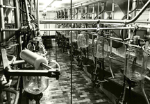 SH_RIETHILSEWEG_01 Moderne melkveehouderij van Biesheuvel. melkmachine; ca. 1985