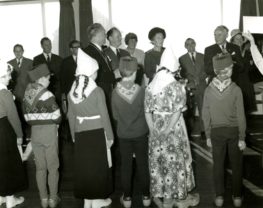 SH_RING_11 Kinderen in boerenkleding tijdens het bezoek van de Commissaris van de Koningin Klaasesz en zijn vrouw; 24 ...