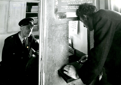 SH_RING_15 Postbode Dubel achter het loket van het postkantoor langs de Ring; ca. 1964