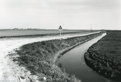 SH_STOMPAARDSEDIJK_07 De in 1969-1971 afgegraven en weer als grindweg aangelegde Oud-Stompaardsedijk, gezien vanaf de ...