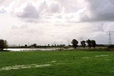 SH_WATEROVERLAST_04 Ondergelopen weilanden in de Welvlietpolder in Simonshaven na overvloedige regenval; September 1998