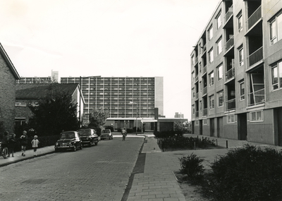 SP_AKELEISTRAAT_010 Zicht op de Oude Maas en de raffinaderij van Shell vanaf de flat langs de Akeleistraat; November 1972