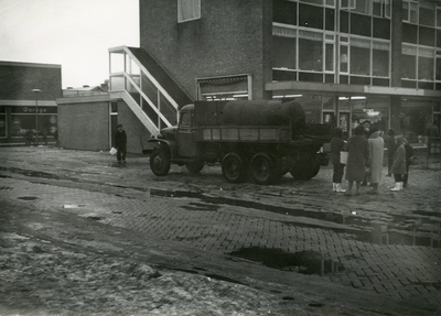 SP_AMDEJONGSTRAAT_006 Slaan van de eerste paal voor Garage Centraal; 1 juli 1960