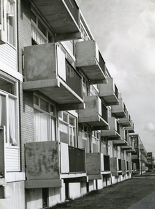 SP_ANJERSTRAAT_001 Flatwoningen aan de Anjerstraat in de wijk Hoogwerf-zuid; Mei 1960