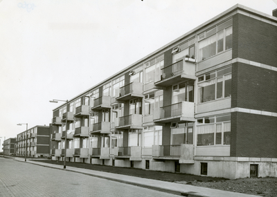SP_ANJERSTRAAT_002 Flatwoningen aan de Anjerstraat in de wijk Hoogwerf-zuid; Mei 1960