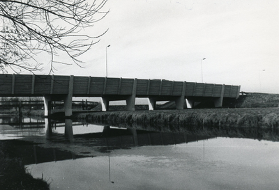SP_BALJUWLAAN_002 De brug van de Baljuwlaan over de Vierambachtenboezem; ca. 1985
