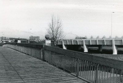SP_BALJUWLAAN_003 De brug van de Baljuwlaan over de Vierambachtenboezem, gezien vanaf de naastgelegen fietsbrug; ca. 1985