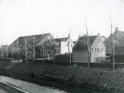 SP_BERMWEG_001 De vroegere gevangenis of cachot, en de Hoepschuur van Kees Hoogenboom. Foto genomen vanaf de Molenlaan; 1961