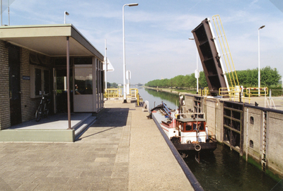 SP_BRIELSEMAASDIJK_004 Binnenvaartschip in de Voornse sluis; September 1996