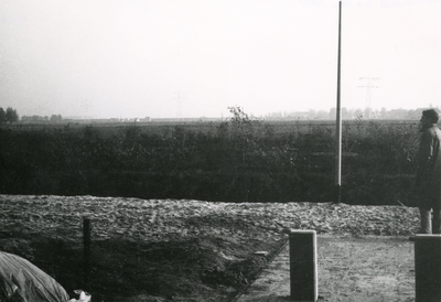 SP_DIJKWAL_001 Aanleg van een voetpad over de Dijkwal in plan Waterland; ca. 1980