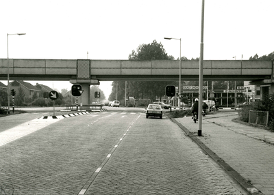 SP_EIKENLAAN_017 De kruising van de Eikenlaan en de Hekelingseweg, met de metrolijn; 1985