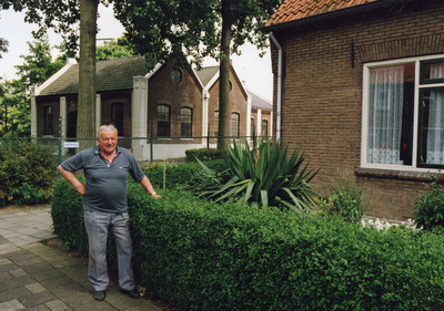 SP_GEMAAL_015 Geer Vrijland voor zijn woning, op de achtergrond het gemaal De Leeuw van Putten uit 1881; 1999