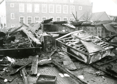 SP_GEMEENTEHUIS_BRAND_022 Schade aan de noodgebouwen naast het gemeentehuis na de brand; 1984