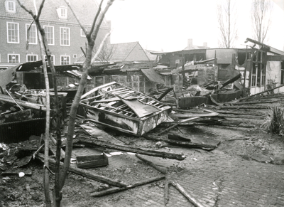 SP_GEMEENTEHUIS_BRAND_023 Schade aan de noodgebouwen naast het gemeentehuis na de brand; 1984