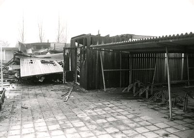 SP_GEMEENTEHUIS_BRAND_024 Schade aan de noodgebouwen naast het gemeentehuis na de brand; 1984