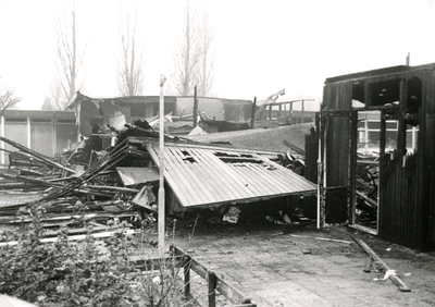 SP_GEMEENTEHUIS_BRAND_025 Schade aan de noodgebouwen naast het gemeentehuis na de brand; 1984