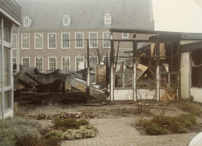 SP_GEMEENTEHUIS_BRAND_035 Schade aan de noodgebouwen naast het gemeentehuis na de brand; 1984